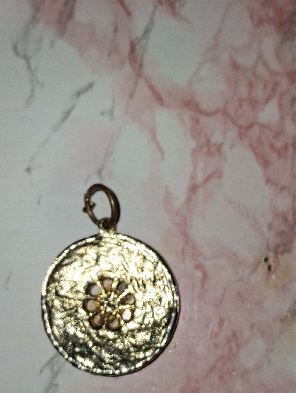 Source Unknown Gold Round Filigree Pendant Charm - Picture 3 of 3